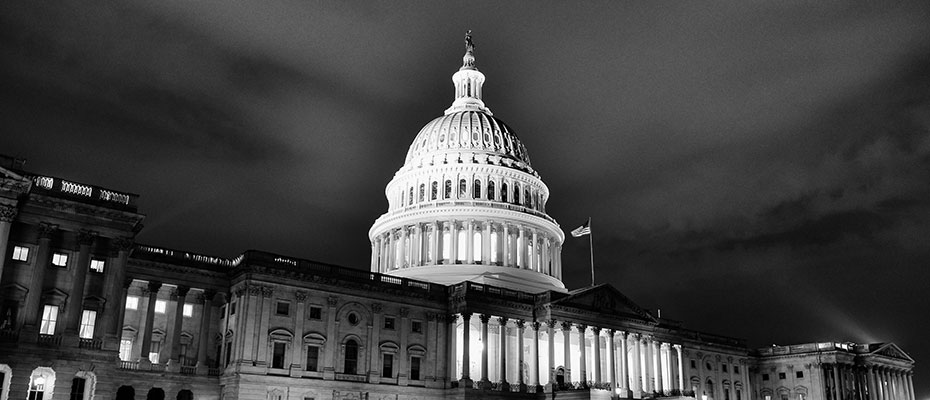 Black and white photo of US Capital with the word CLOSED overlaid.